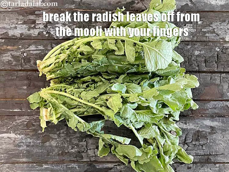 Step 4 – <meta charset="UTF-8" />Simply break the radish leaves off from the mooli with your fingers.&nbsp;&nbsp;