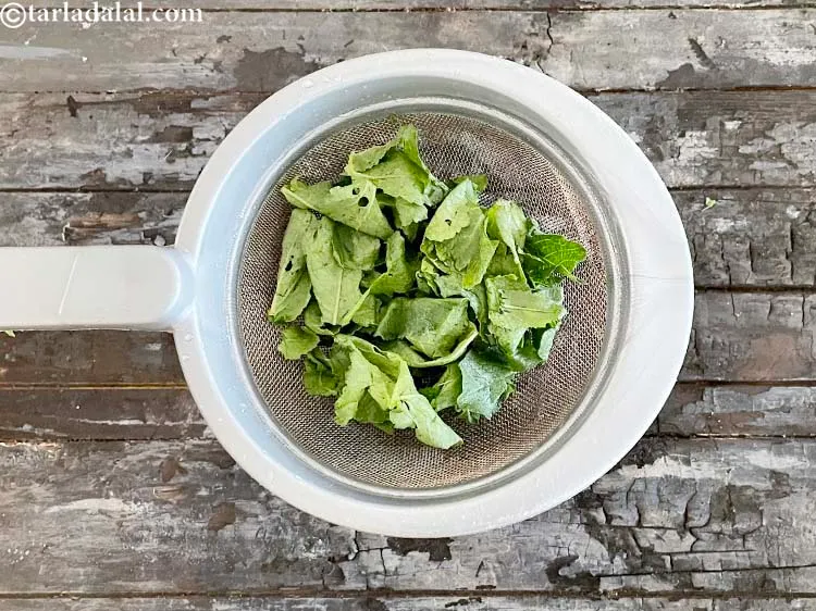 स्टेप 10 – मूली के पत्तों को धो लें।