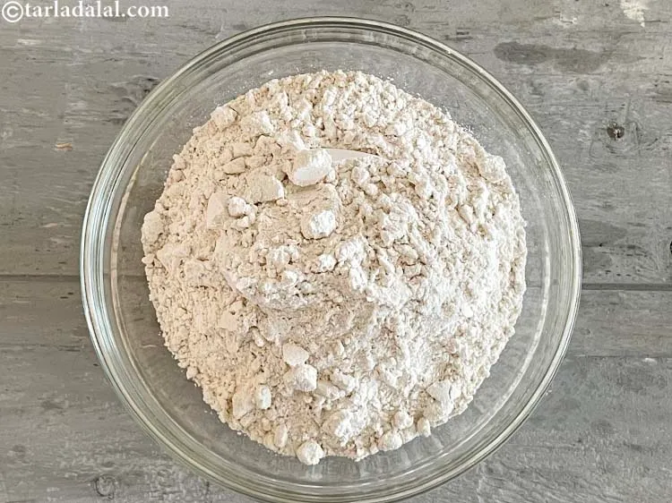 Step 12 – To make&nbsp;<strong>mooli thepla recipe | Gujarati mooli na thepla | radish thepla |&nbsp;</strong>in a deep …