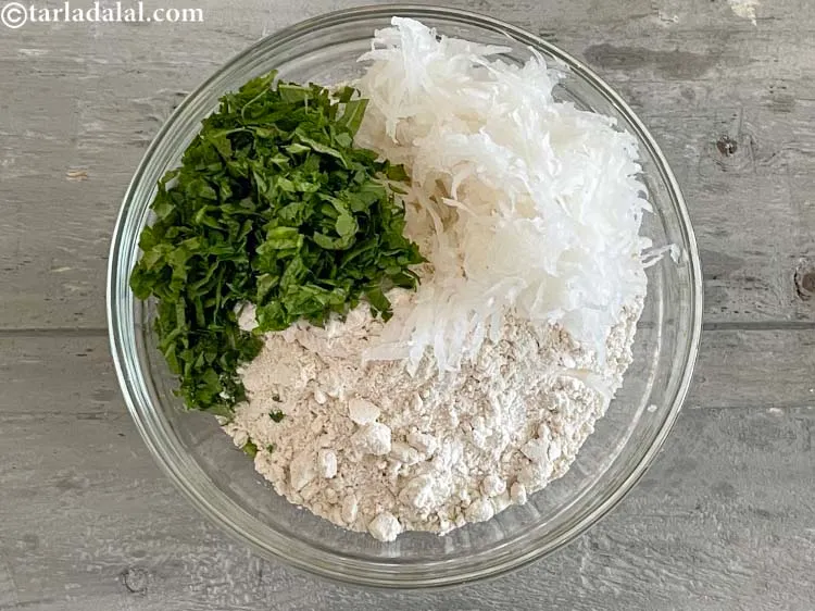 स्टेप 14 – १/४ कप <a href=""https://www.tarladalal.com/glossary-chopped-radish-leaves-hindi-2207i"">कटी हुई मूली के पत्ते</a> डालें।&nbsp;<a href=""https://www.tarladalal.com/recipes-using-radish-leaves-in-hindi-503"">मूली …