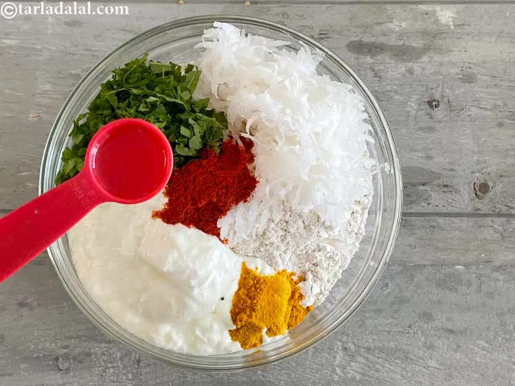 स्टेप 18 – २ टेबल-स्पून <a href=""https://www.tarladalal.com/glossary-oil-hindi-671i"">तेल</a> डालें।