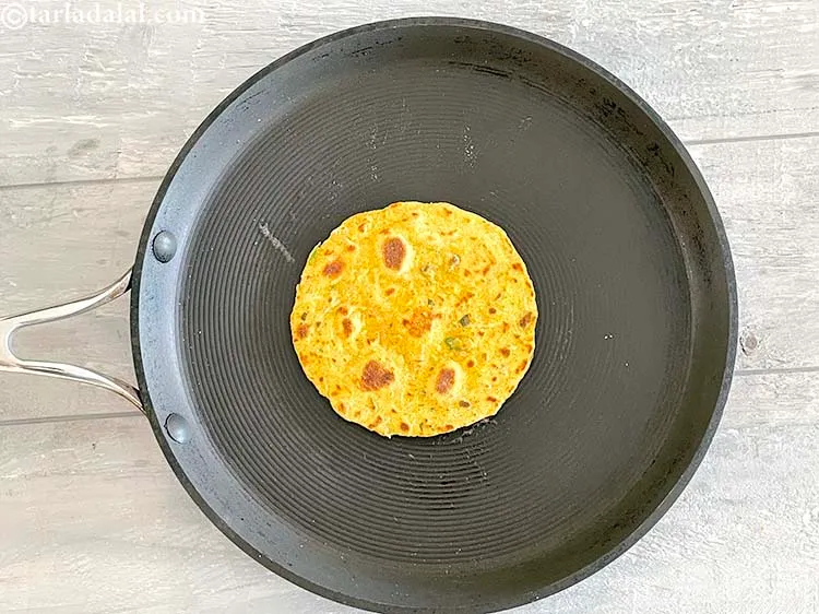 स्टेप 31 – पलटें और सुनहरा भूरा होने तक पकाएं।