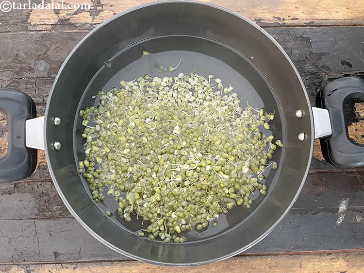 स्टेप 5 – कच्चे अंकुरित मूंग डालें।