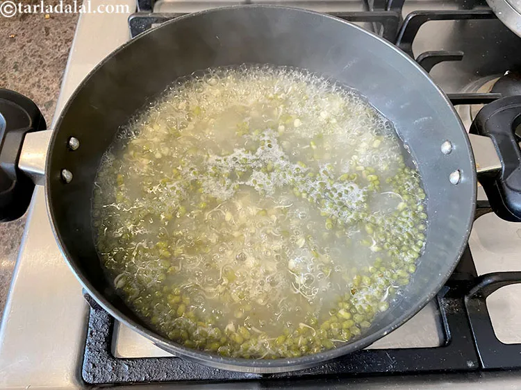 स्टेप 8 – ८ से १० मिनट तक उबालें। यह उबलते मूंग की …