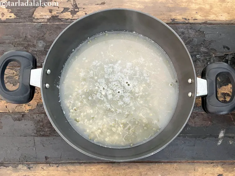 स्टेप 10 – हमारे उबले हुए स्प्राउट्स अब तैयार हैं।