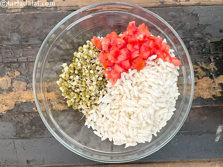 स्टेप 15 – १/२ कप बारीक <a href=""https://www.tarladalal.com/glossary-chopped-tomatoes-hindi-779i"">कटे हुए टमाटर</a> डालें।&nbsp;टमाटर <a href=""https://www.tarladalal.com/recipes-for-Lycopene-Diet-in-hindi-language-1175"">लाइकोपीन&nbsp;का&nbsp;अत्यंत&nbsp;समृद्ध&nbsp;स्रोत</a> …