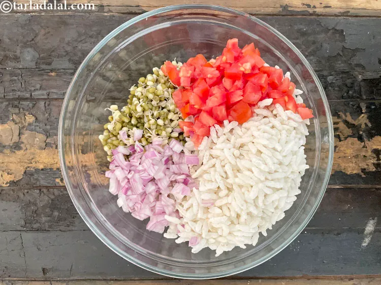 स्टेप 16 – १/४ कप बारीक <a href=""https://www.tarladalal.com/glossary-chopped-onions-hindi-722i"">कटे हुए प्याज</a> डालें।&nbsp;कच्चा प्याज&nbsp;<a href=""https://www.tarladalal.com/recipes-for-Vitamin-C-Rich-Indian-Recipes-in-hindi-language-804"">विटामिन …