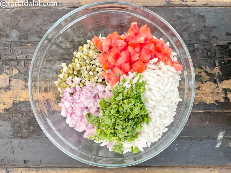 स्टेप 17 – २ टेबल-स्पून बारीक <a href=""https://www.tarladalal.com/glossary-chopped-coriander-hindi-783i"">कटा हुआ धनिया</a> डालें।&nbsp;<a href=""https://www.tarladalal.com/recipes-using-coriander-in-hindi-369"">धनिया</a>&nbsp;एक ताजा …