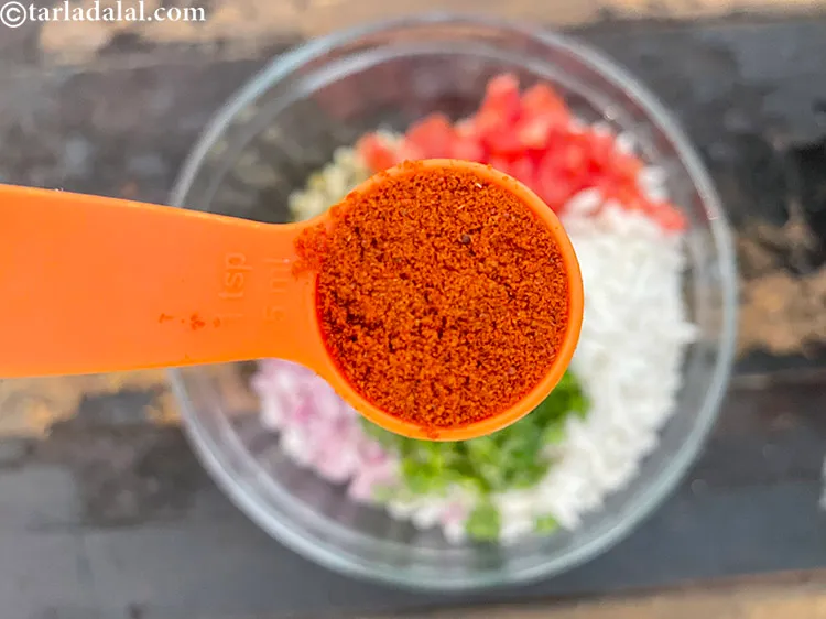 स्टेप 18 – १ टी-स्पून <a href=""https://www.tarladalal.com/glossary-chilli-powder-red-chilli-powder-hindi-339i"">मिर्च पाउडर</a>&nbsp;डालें।