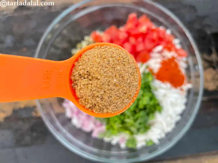 स्टेप 19 – १ टी-स्पून <a href=""https://www.tarladalal.com/glossary-chaat-masala-hindi-300i"">चाट मसाला</a> डालें।