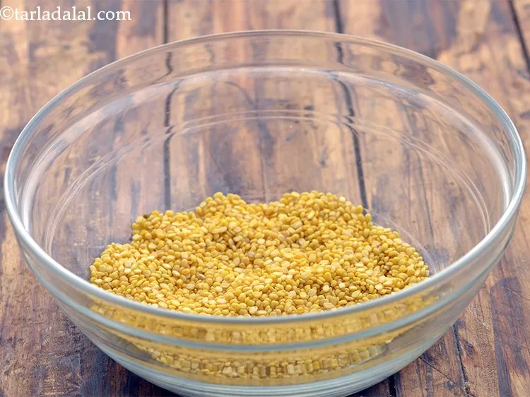 स्टेप 1 – <strong>मूंग दाल चीला</strong> तैयार करने के लिए, पीली मूंग दाल …