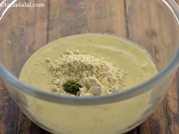 स्टेप 11 – बेसन डालें।