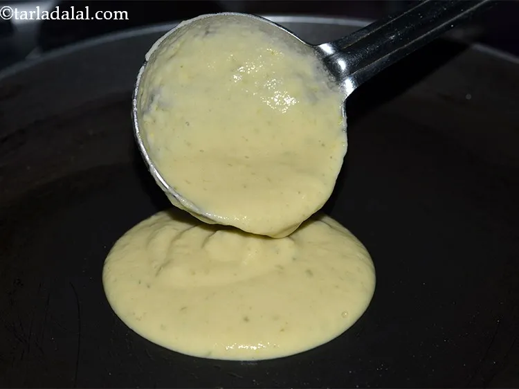 स्टेप 14 – एक कलछी भर घोल डालें।