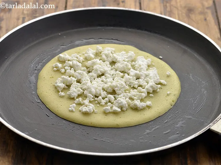 स्टेप 16 – २ टेबल-स्पून पनीर छिड़कें। वैकल्पिक रूप से, आप पनीर को …