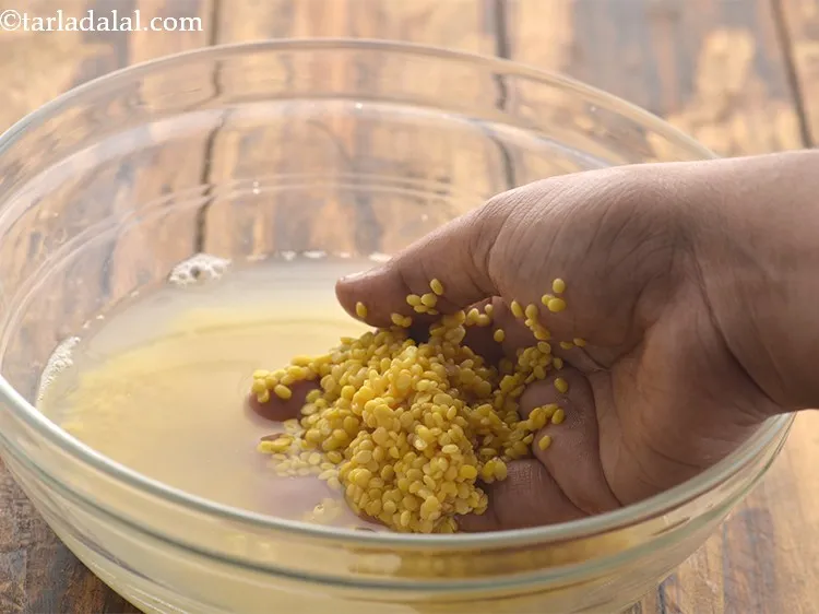 स्टेप 2 – मूंग दाल को धो लें और एक गहरी कटोरी में …