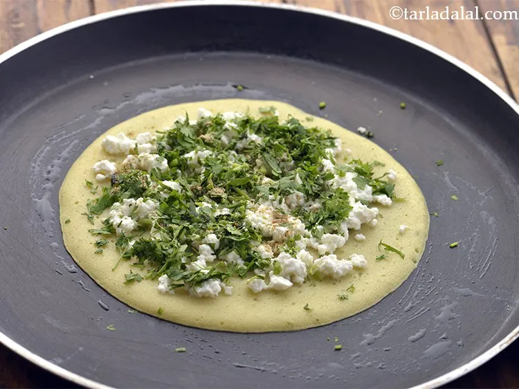 स्टेप 17 – १ टेबल-स्पून धनिया और १/४ टी-स्पून चाट मसाला छिड़कें।