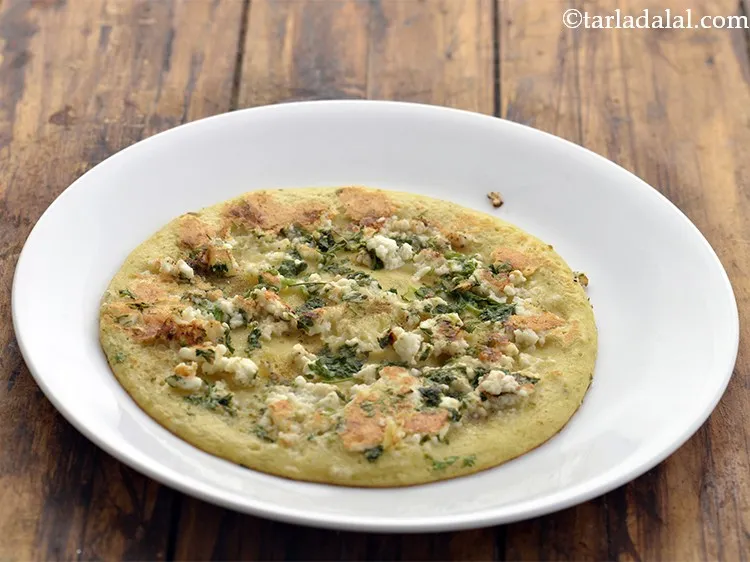 स्टेप 19 – एक प्लेट में पनीर के साथ स्टफ्ट <strong>मूंग दाल चीला</strong> …