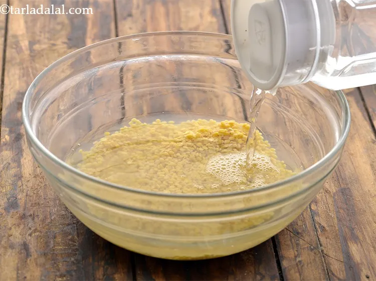 स्टेप 3 – दाल को डुबने तक पर्याप्त पानी डालें और इसे ३ …