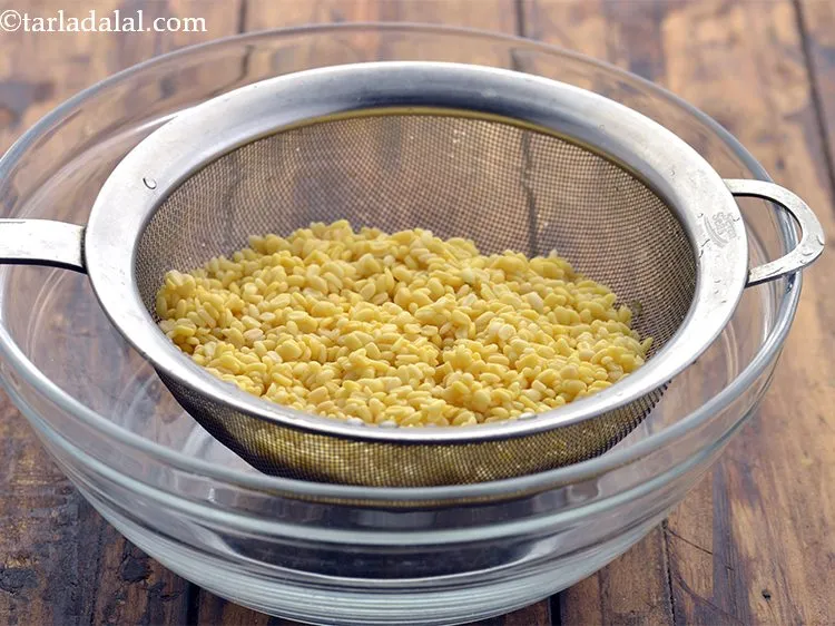 स्टेप 4 – ४ घंटे के बाद दाल को छान लें।