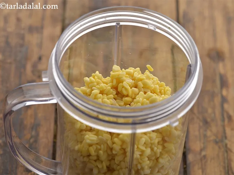 स्टेप 5 – एक मिक्सर जार में डालें।