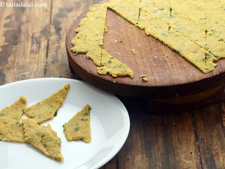 Step 23 – Now separate out the namak paras and place them on a plate.