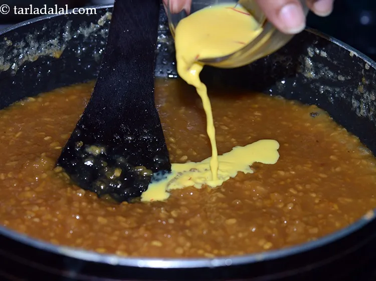 स्टेप 18 – केसर-दूध का मिश्रण डालें।