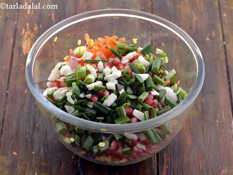 स्टेप 11 – क्रंच और रंग के लिए कटा हुआ हरा प्याज़ डालें।