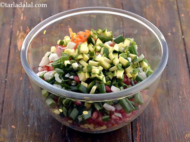 स्टेप 12 – इसके अलावा, मूंग दाल की चाट में कच्चे आम डालें। …