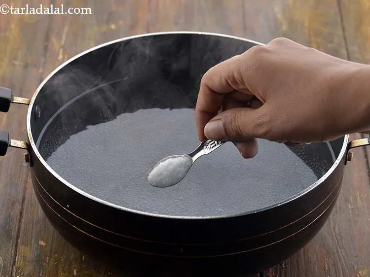 स्टेप 4 – स्वादानुसार नमक डालें।