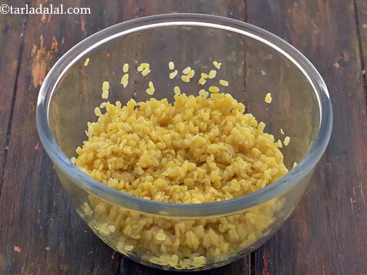 स्टेप 8 – एक गहरे कटोरे में दाल को डालें।