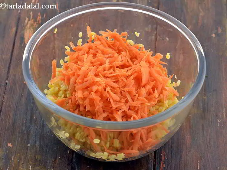 स्टेप 9 – कसा हुआ गाजर डालें। यह मूंग दाल की चाट को …