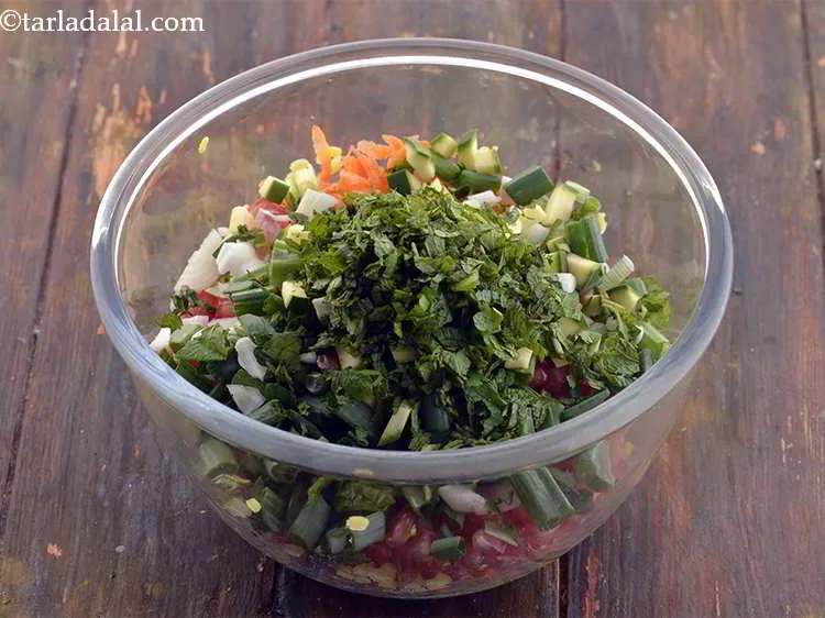 स्टेप 13 – ताजगी के एक संकेत के लिए कटे हुए पुदीने के …