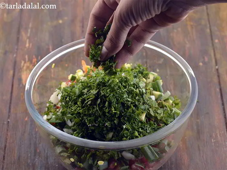 स्टेप 14 – इसी तरह, कटा हुआ हरा धनिया डालें।