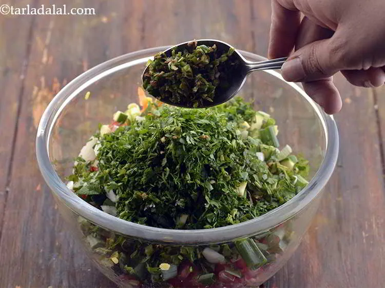 स्टेप 15 – थोड़े तीखेपन के लिए हरी मिर्च डालें।