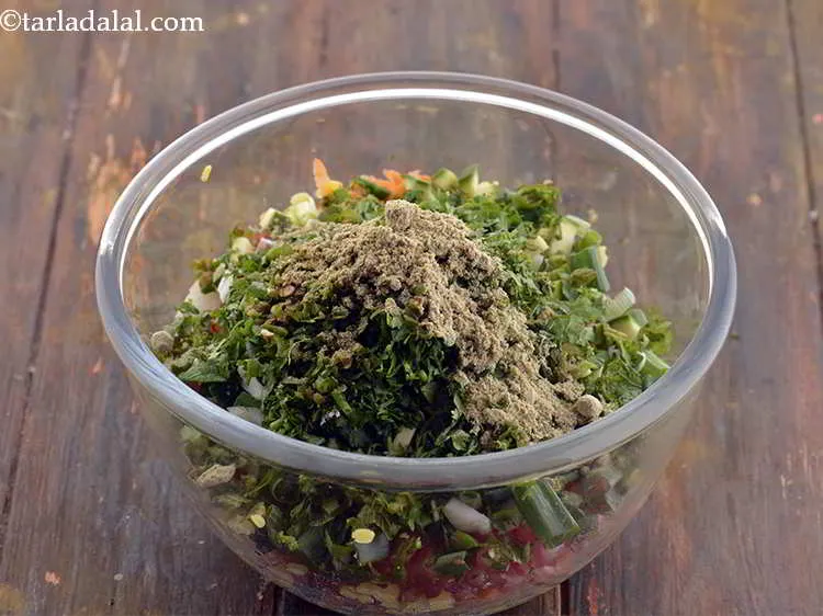 स्टेप 16 – चाट मसाला डालें। मूंग दाल की चाट, चाट मसाले के …