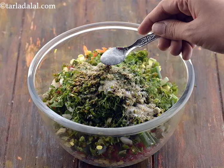 स्टेप 18 – अंत में, स्वाद के लिए थोड़ा नमक डालें। क्योंकि मूंग …