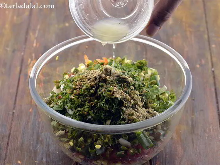 स्टेप 17 – इसके अलावा, <strong>मूंग दाल की चाट</strong> के स्वाद को बढ़ाने …