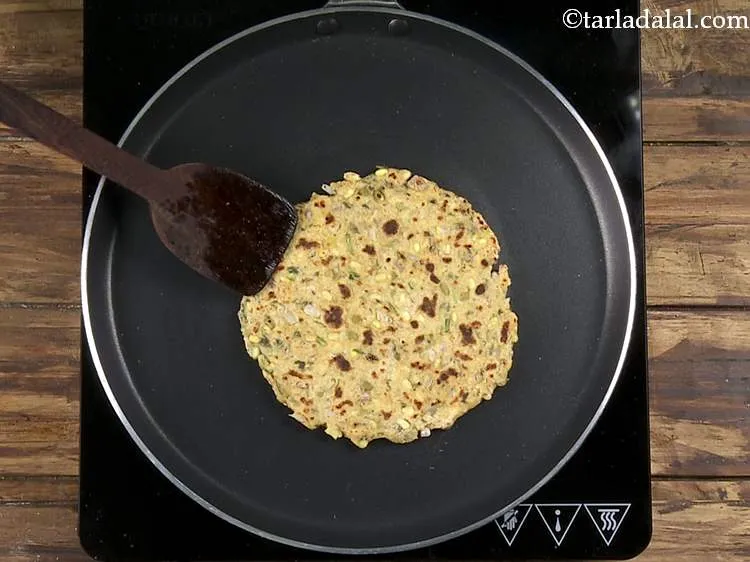 स्टेप 21 – एक और बार १/४ टीस्पून तेल का इस्तेमाल करते हुए, …