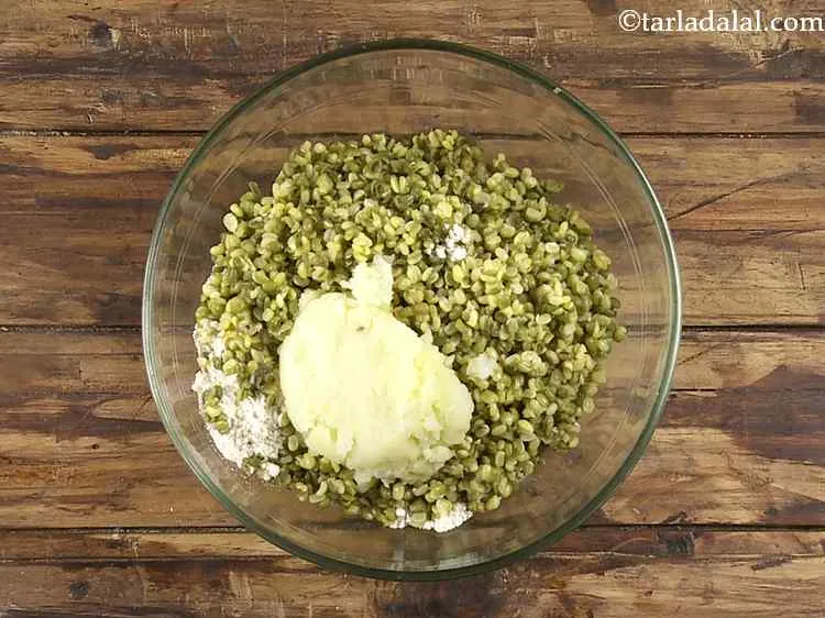 Step 6 – Now add the mashed potatoes. This will help in binding the ingredients together.