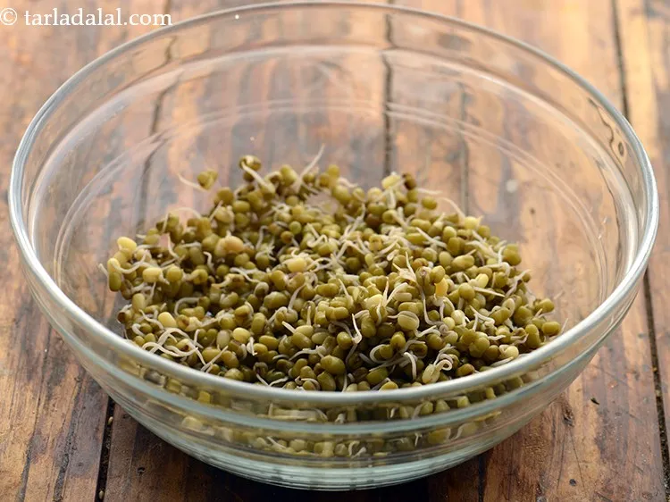 स्टेप 2 – <strong>मूंग स्प्राउट्स और आलू सल्ली चाट</strong> का मिश्रण बनाने के …