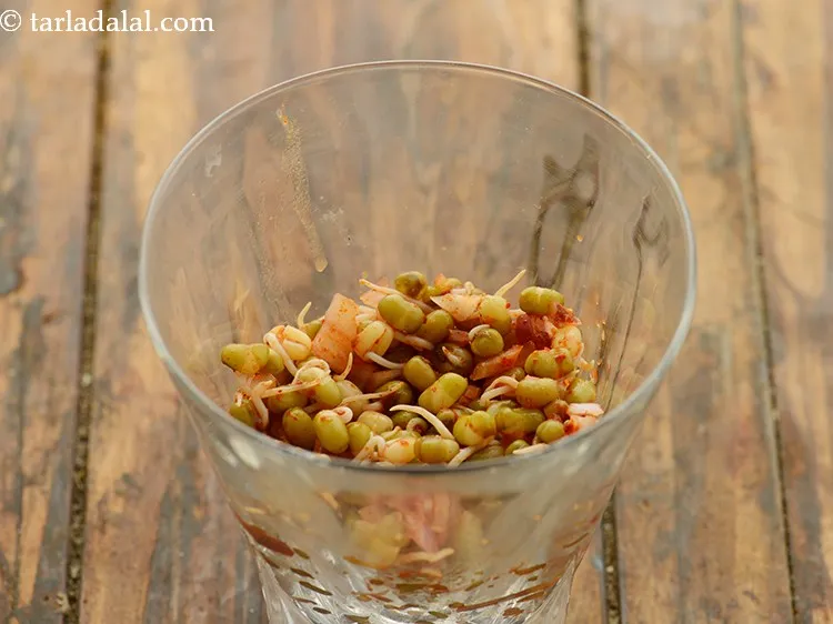 स्टेप 12 – <strong>मूंग स्प्राउट्स चाट</strong> को असेम्बल करने के लिए | <strong>स्प्राउट्स …