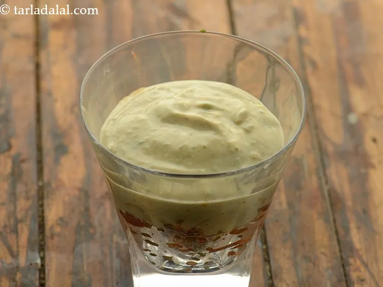 स्टेप 13 – दही के मिश्रण का १/४ भाग डालें।