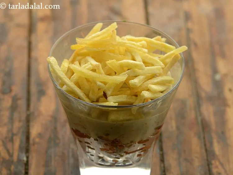 स्टेप 14 – इसके ऊपर समान रूप से १/४ कप आलू सल्ली डालें।