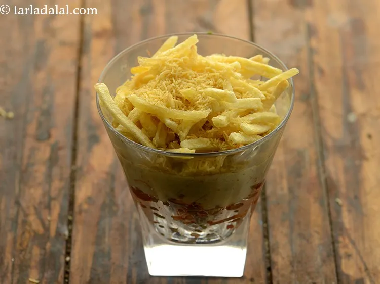 स्टेप 15 – इसे १ टेबल-स्पून सेव से गार्निश करें।