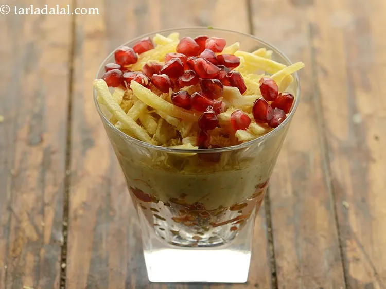 स्टेप 16 – १ टेबलस्पून अनार डालें।