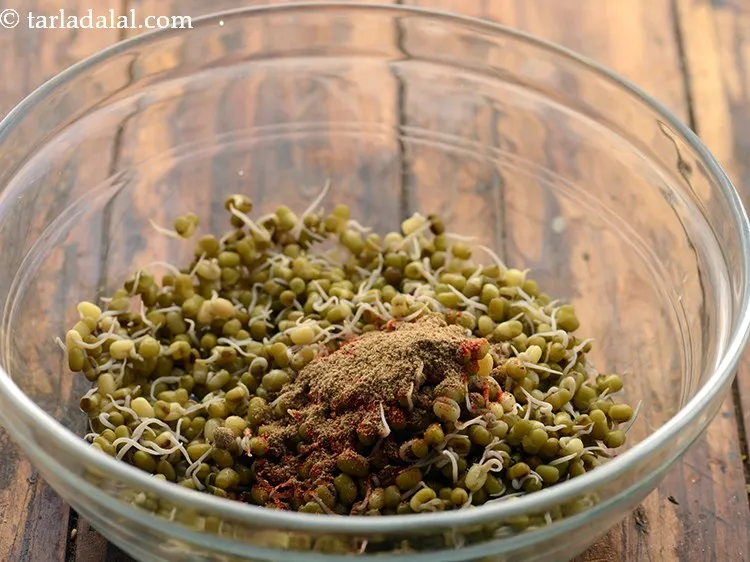 स्टेप 4 – चाट मसाला डालें।