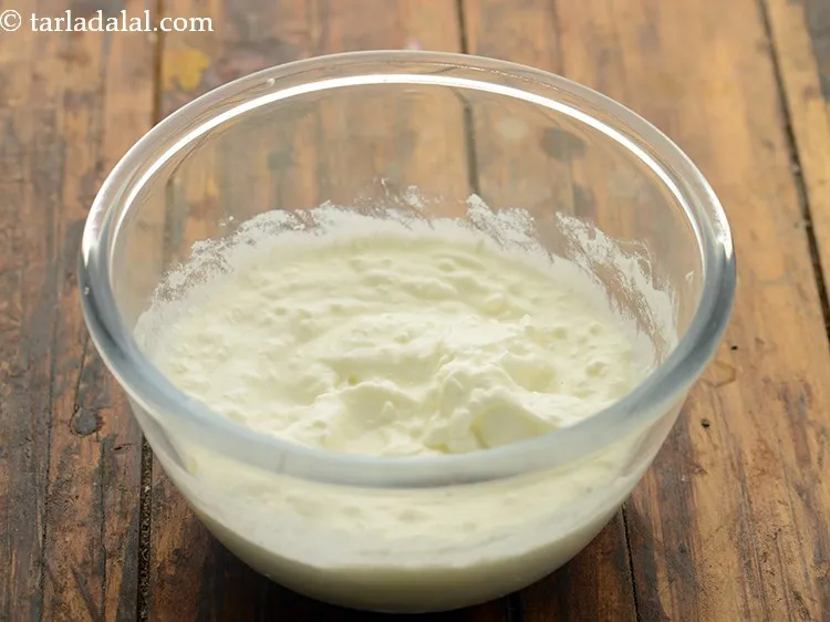 स्टेप 8 – <strong>मूंग स्प्राउट्स और आलू सल्ली चाट</strong> के लिए दही मिश्रण …