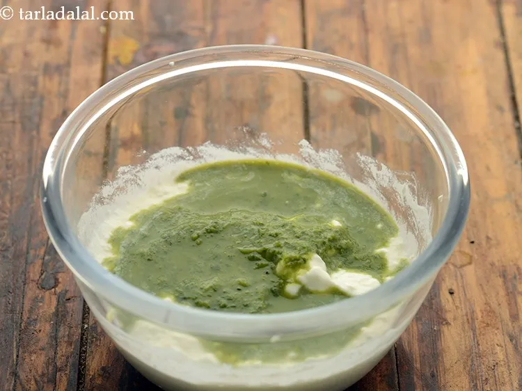 स्टेप 9 – हरी चटनी डालें। हमने <a href=""https://www.tarladalal.com/Green-Chutney-(Chaat)-hindi-2797r"" target=""_blank""><strong>घर की बनी हरी …