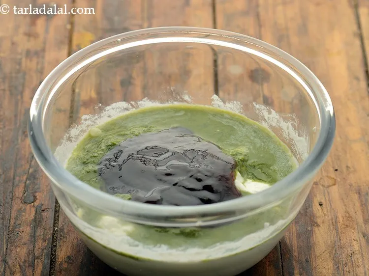 स्टेप 10 – मीठी चटनी डालें।