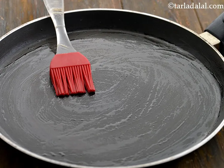Step 17 – Heat a non-stick tava (griddle) and grease it with &frac14; tsp of <a href="https://www.tarladalal.com/glossary-oil-671i">oil</a>&nbsp;.